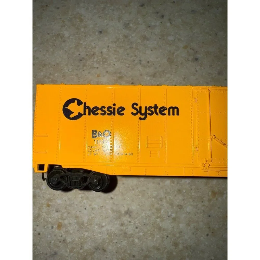 Bachmann 50' Plug-Door Box Car Chessie System 11147-‎ Used N Scale